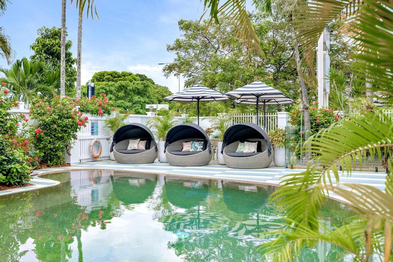 Mercure Cairns 4*,