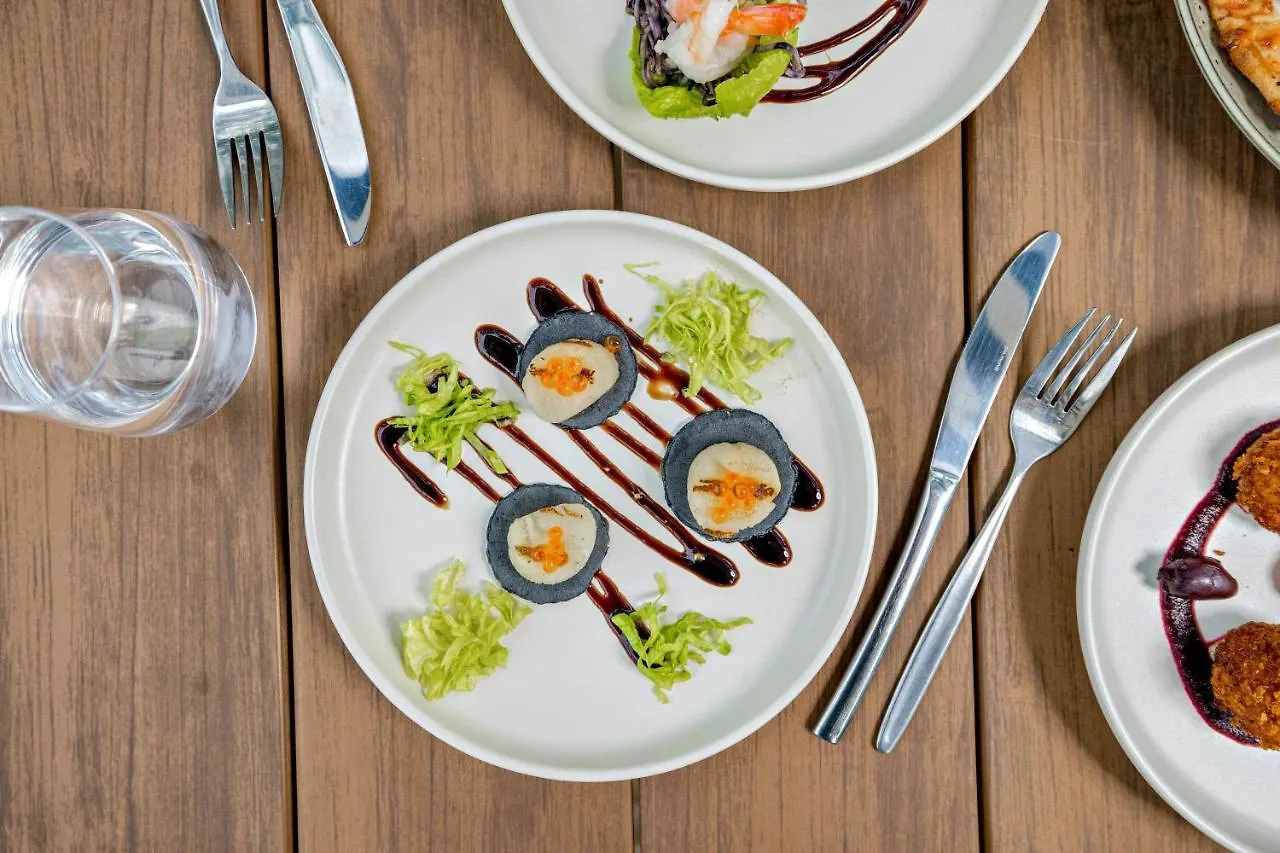 Mercure Cairns 4*,