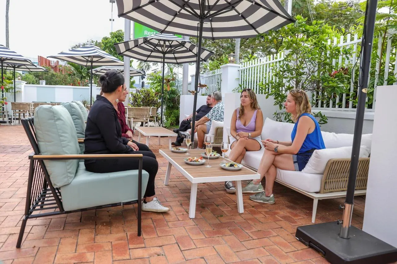 Mercure Cairns 4*,