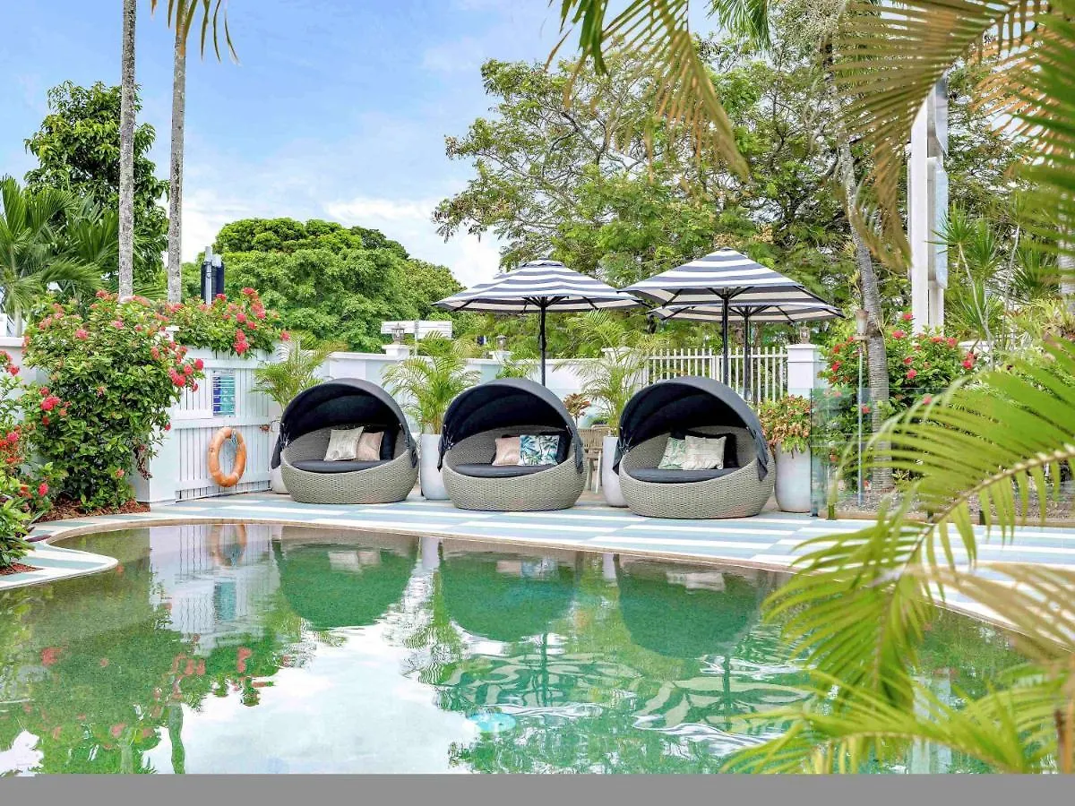 Mercure Cairns 4*,